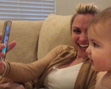 Babies Enjoy A Funny Conversation When They See Each Other On The Phone!